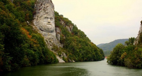 Ideea sculptării chipului dac Decebal, pe malul stâncos al Dunării, a fost promovată şi finanţată de prof. dr. Josif Constantin Drăgan