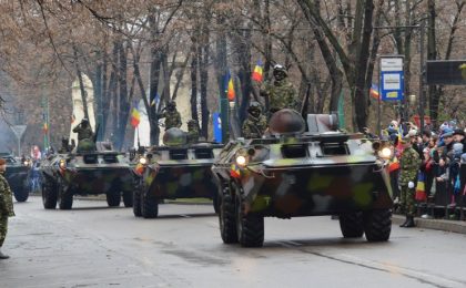 ”E timpul pentru puțin fast”, anunță Mihai Ritivoiu. Defilare de vehicule militare de 1 Decembrie, la Timișoara