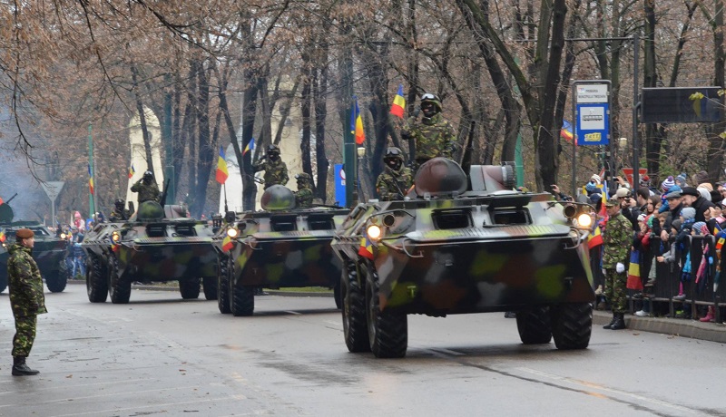 ”E timpul pentru puțin fast”, anunță Mihai Ritivoiu. Defilare de vehicule militare de 1 Decembrie, la Timișoara