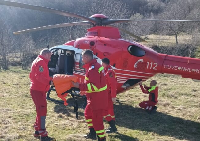 Bărbat prins sub un tractor. A intervenit elicopterul SMURD 1 Bărbat prins sub un tractor. A intervenit elicopterul SMURD