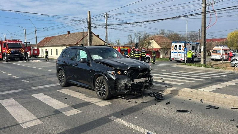 Accident grav la Dumbrăvița, victimă încarcerată (foto)