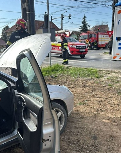 Accident grav la Dumbrăvița, victimă încarcerată (foto)