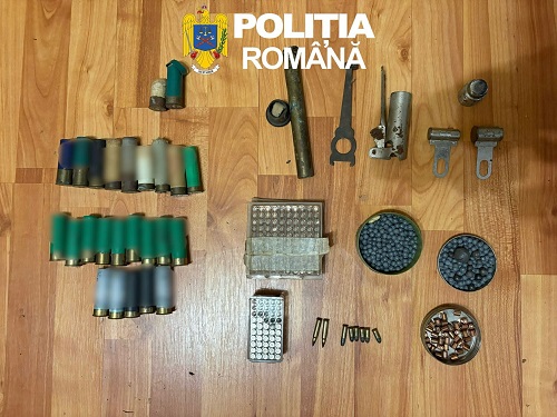 Un pistol şi zeci de cartuşe, descoperite în casa unui septuagenar (foto)