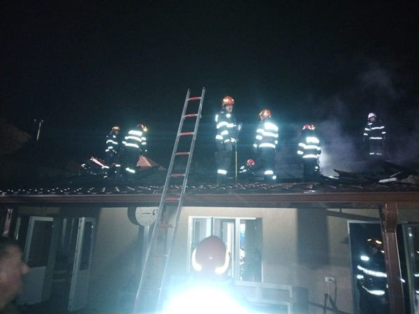 Incendiu în vestul țării, pompierii au intervenit cu patru autospeciale 1 Incendiu în vestul țării, pompierii au intervenit cu patru autospeciale