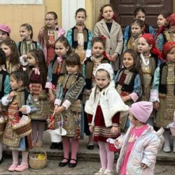 Bulgarii bănăţeni îşi păstrează cu sfinţenie tradiţiile. Unul dintre cele mai frumoase obiceiuri este “Lazarica”, în sâmbăta Floriilor