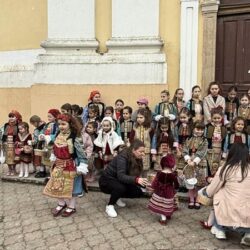 Bulgarii bănăţeni îşi păstrează cu sfinţenie tradiţiile. Unul dintre cele mai frumoase obiceiuri este “Lazarica”, în sâmbăta Floriilor