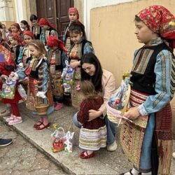 Bulgarii bănăţeni îşi păstrează cu sfinţenie tradiţiile. Unul dintre cele mai frumoase obiceiuri este “Lazarica”, în sâmbăta Floriilor