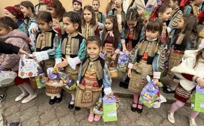 Bulgarii bănăţeni îşi păstrează cu sfinţenie tradiţiile. Unul dintre cele mai frumoase obiceiuri este “Lazarica”, în sâmbăta Floriilor