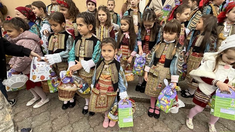 Bulgarii bănăţeni îşi păstrează cu sfinţenie tradiţiile. Unul dintre cele mai frumoase obiceiuri este “Lazarica”, în sâmbăta Floriilor