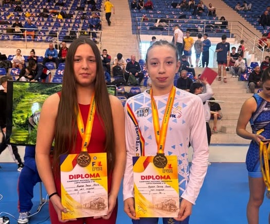 Andreea Şeder - aur şi campioană naţională, Andreea Nichita - medalie de bronz, la Campionatul Național de Lupte U15