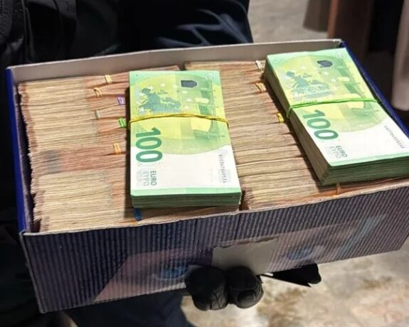 Cutii cu 77.000 de lei și peste 340.000 de euro, găsite de DNA în locuințele șefului ARR, lângă Timișoara și în București