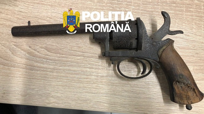Un pistol şi zeci de cartuşe, descoperite în casa unui septuagenar (foto)