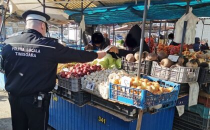 Poliţiştii locali au descins în pieţe agroalimentare din Timişoara: aproape 230 de amenzi, în valoare de peste 80.000 de lei