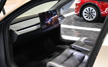 Tesla a început producția „Cybercab”, robotaxi-ul fără volan și pedale