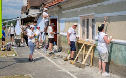 30 de fațade de case din satul Macedonia vor fi renovate de către voluntarii Asociației "Acasă în Banat"