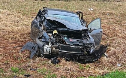 Autoturism ieșit de pe șosea, trei persoane au fost rănite