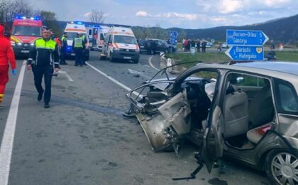 Accident extrem de grav, un bătrân a murit și patru tineri au fost răniți