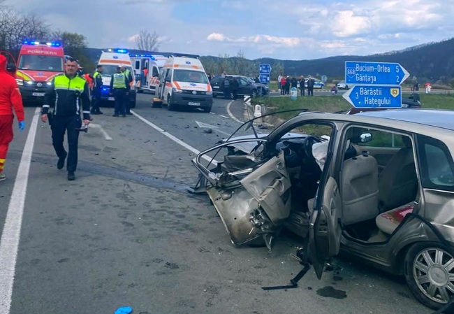 Accident extrem de grav, un bătrân a murit și patru tineri au fost răniți