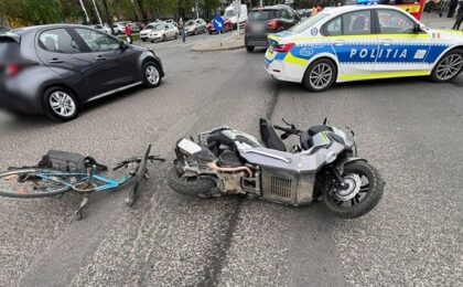 Accident violent între un motociclist și un biciclist care traversa pe roșu la semafor, pe trecerea de pietoni, în Timișoara