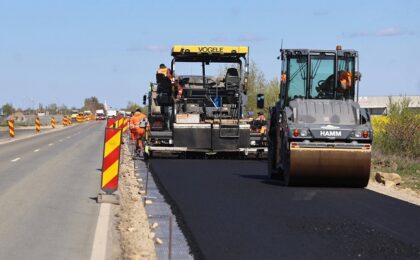 Se toarnă asfalt pe drumul care leagă Timișoara de Sânandrei
