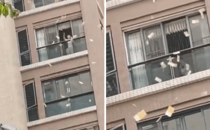 O femeie a aruncat 160 de mii de dolari de la balcon după o ceartă în familie