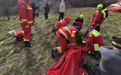 Bărbat cu fracturi și multiple răni, după ce a căzut cu ATV-ul, luat cu elicopterul SMURD (video)