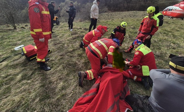 Bărbat cu fracturi și multiple răni, după ce a căzut cu ATV-ul, luat cu elicopterul SMURD (video)