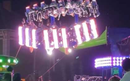 Clipe de groază! Copii blocați cu capul în jos într-un carusel defect, 40 de minute, la o rugă din Banat (VIDEO)