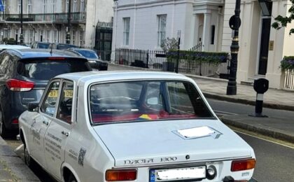 Dacia 1300 parcată pe străzile din Belgravia, cel mai bogat cartier din Londra