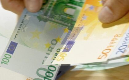 Grecia limitează plățile în numerar la 500 de euro și dublează amenzile pentru contravenienți