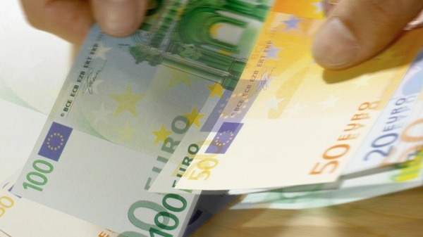 Grecia limitează plățile în numerar la 500 de euro și dublează amenzile pentru contravenienți