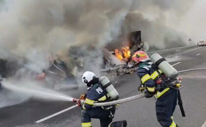 Camion cu fructe, făcut scrum într-un incendiu, pe A1 Deva - Timişoara. Trafic restricţionat (video)