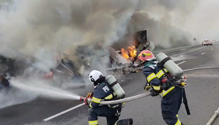 Camion cu fructe, făcut scrum într-un incendiu, pe A1 Deva - Timişoara. Trafic restricţionat (video)