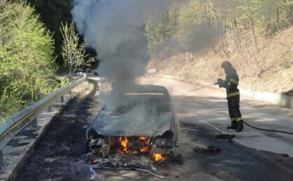 Maşină făcută scrum, în urma unui incendiu violent, pe un drum din Banat