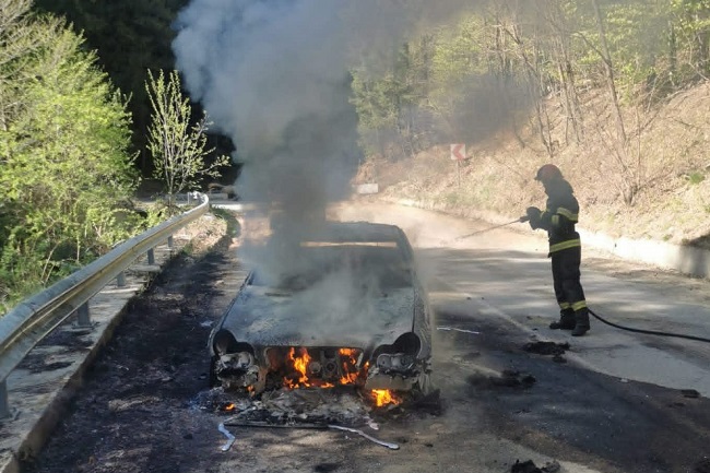 Maşină făcută scrum, în urma unui incendiu violent, pe un drum din Banat