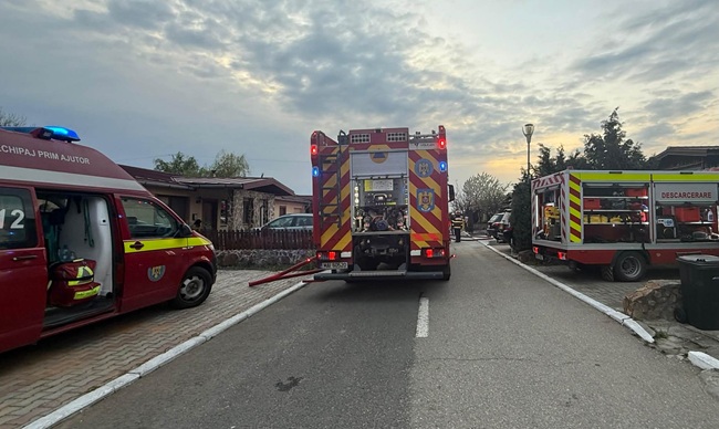 Pericol de incendiu la case înșiruite (video) 1 Case înșiruite, cuprinse de un incendiu puternic (video)