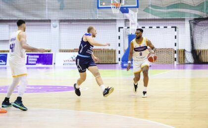 "Leii" din Banat, învinși la Brașov, deşi au câștigat trei dintre cele patru sferturi ale meciului