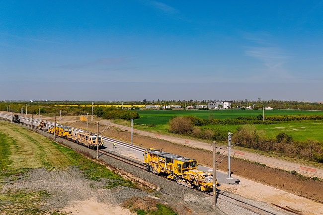 Noi progrese pe calea ferată Lugoj - Timișoara Est. Un tronson modernizat a fost deschis circulației feroviare