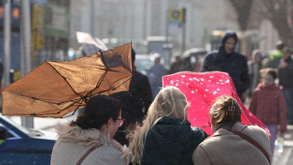 Ploi, ninsori la munte și vânt puternic. ANM anunță trei zile de vreme rea în România