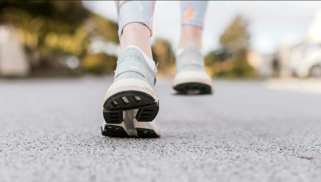 Mitul celor 10.000 de pași pe zi se clatină. Ce arată un studiu