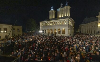 Hristos a Înviat! Mii de credincioși ortodocși și greco-catolici au asistat la slujbele de Înviere