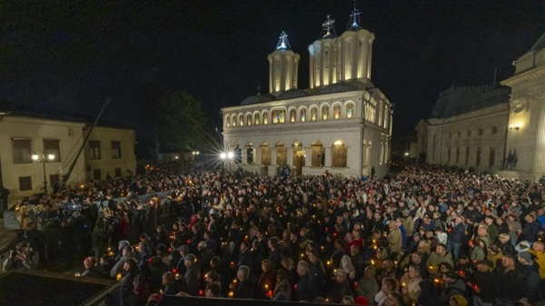 Hristos a Înviat! Mii de credincioși ortodocși și greco-catolici au asistat la slujbele de Înviere