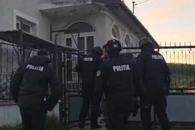 Percheziţii într-un dosar privind infracţiuni de piraterie software şi înşelăciune