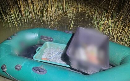 Nu-i poveste pescărească! Bărbat reținut în Timiș după ce a fost prins pescuind ilegal cu plase monofilament