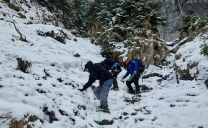 Doi turiști, blocați într-o zonă greu accesibilă din Piatra Craiului, au fost salvați de jandarmi