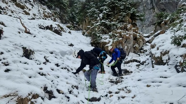 Doi turiști, blocați într-o zonă greu accesibilă din Piatra Craiului, au fost salvați de jandarmi