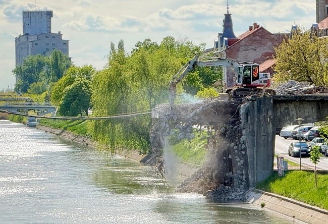 Podul Muncii vine la pachet cu „mobilitate sustenabilă”, poluare, moloz în Bega și un șantier dezorganizat