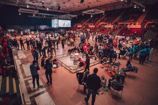 Lotul național de robotică se pregătește la Timişoara pentru participarea la Campionatul Mondial