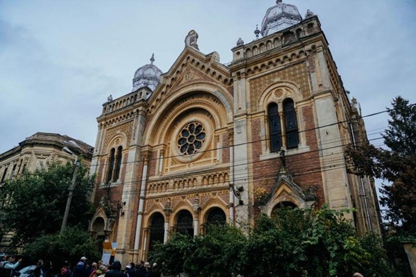 Primăria Timișoara anunță că preia și Casa de rugăciuni a Sinagogii din Fabric. Ansamblul istoric va fi restaurat și pus în valoare printr-un concept unitar 1 Primăria Timișoara anunță că preia și Casa de rugăciuni a Sinagogii din Fabric. Ansamblul istoric va fi restaurat și pus în valoare printr-un concept unitar