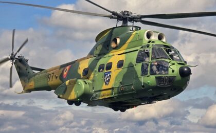 O aeronavă IAR-330 a aterizat de urgență lângă Reșița din cauza unei defecțiuni în timpul zborului 1 O aeronavă IAR-330 a aterizat de urgență lângă Reșița din cauza unei defecțiuni în timpul zborului
